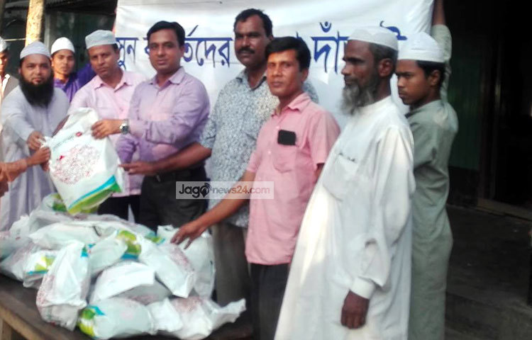 সিরাজগঞ্জের বন্যাদুর্গত মানুষ জাগো নিউজের পক্ষ থেকে এ ত্রাণ থেকে এই ত্রাণ সামগ্রী পেয়ে অনেক খুশি।