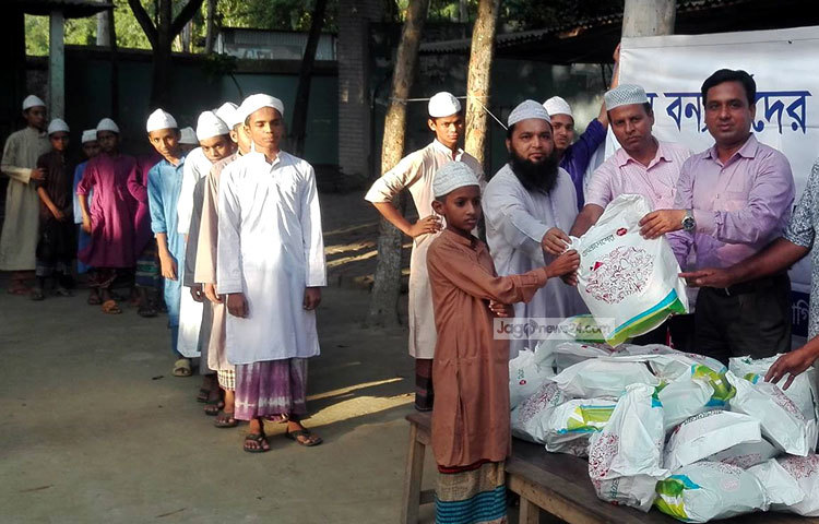 রোববার বিকেল সাড়ে ৪টার দিকে ত্রাণ বিতরণ করা হয়।
