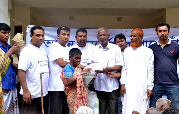 বন্যার্তদের মাঝে ত্রাণ বিতরণ কর্মসূচির অংশ হিসেবে আজ বুধবার সকালে কুড়িগ্রাম জেলার চিলমারীতে পৌঁছেছেন জাগো নিউজ টিমের সদস্যরা। ত্রাণ বিতরণ করছেন জাগো নিউজের সম্পাদক সুজন মাহমুদ, ব্যবস্থাপনা সম্পাদক জিয়াউল হক জিয়া ও প্রধান বার্তা সম্পাদক মহিউদ্দিন সরকার। ছবি : হোসাইন ইমরাত রিমেন।