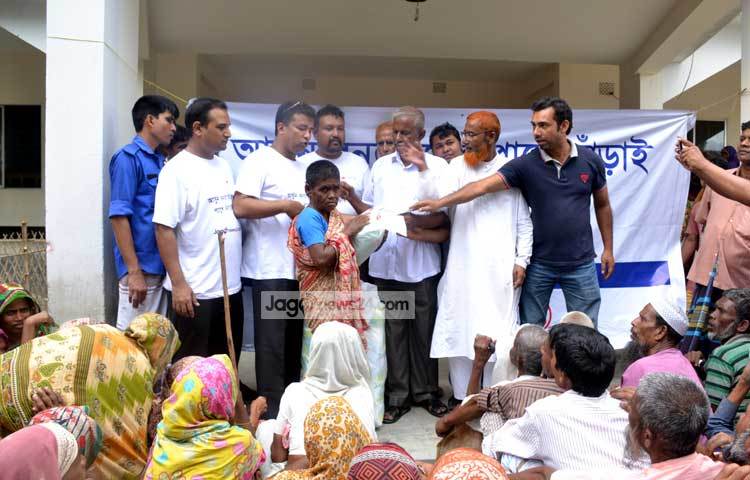 জাগো নিউজের পক্ষ থেকে এ উপজেলার সাড়ে ৪ হাজার বানভাসি মানুষকে আজ ত্রাণ দেওয়া হয়। ছবি : হোসাইন ইমরাত রিমেন।