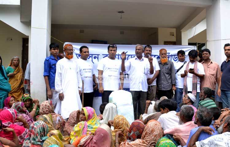 বুধবার সকাল থেকে শুরু হয়ে দুপুর পর্যন্ত চলে এ ত্রাণ বিতরণ কার্যক্রম। ছবি : হোসাইন ইমরাত রিমেন।