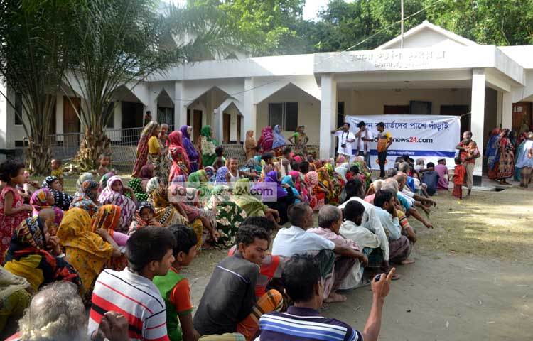 ত্রাণ সামগ্রী নিতে এসেছেন কুড়িগ্রামের বিভিন্ন এলাকার বন্যার্ত মানুষ।ছবি : হোসাইন ইমরাত রিমেন।