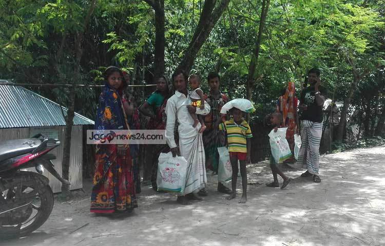 বন্যাদুর্গত এলাকার মানুষের সাহায্যার্থে এবার দেশের ১১ জেলায় ত্রাণ সহায়তা দেয়া হচ্ছে জাগো নিউজের পক্ষ থেকে।