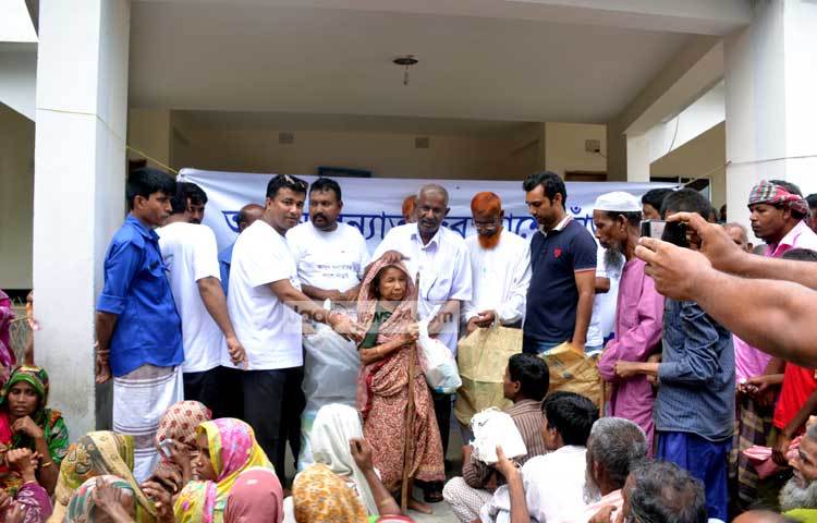 জাগো নিউজের এই ত্রাণসহায়তা কার্যক্রমে সার্বিক সহযোগিতা করছে দেশের বৃহৎ শিল্পগোষ্ঠী প্রাণ-আরএফএল গ্রুপ। ছবি : হোসাইন ইমরাত রিমেন। ছবি : হোসাইন ইমরাত রিমেন।