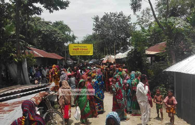 ত্রাণ নিতে আসা বন্যার্ত মানুষের ভিড়। জাগো নিউজের পক্ষ থেকে এই ত্রাণ সামগ্রী পেয়ে সবাই অনেক খুশি।