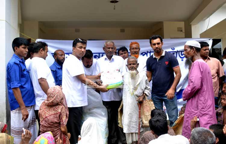 এর আগে মঙ্গলবার (৯ আগস্ট) জামালপুরের ইসলামপুর উপজেলার বন্যাকবলিত পাথর্শী&nbsp; বেলগাছা ইউনিয়নের সাড়ে তিন হাজার বানভাসি মানুষের মাঝে জাগো নিউজের পক্ষ থেকে ত্রাণ&nbsp; দেয়া হয়। ছবি : হোসাইন ইমরাত রিমেন।