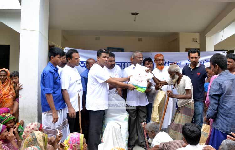 জাগো নিউজের পক্ষ থেকে এবার দেশের ১১টি জেলার বন্যার্ত মানুষের কাছে ত্রাণসহায়তা পৌঁছে দেয়া হচ্ছে। ছবি : হোসাইন ইমরাত রিমেন।