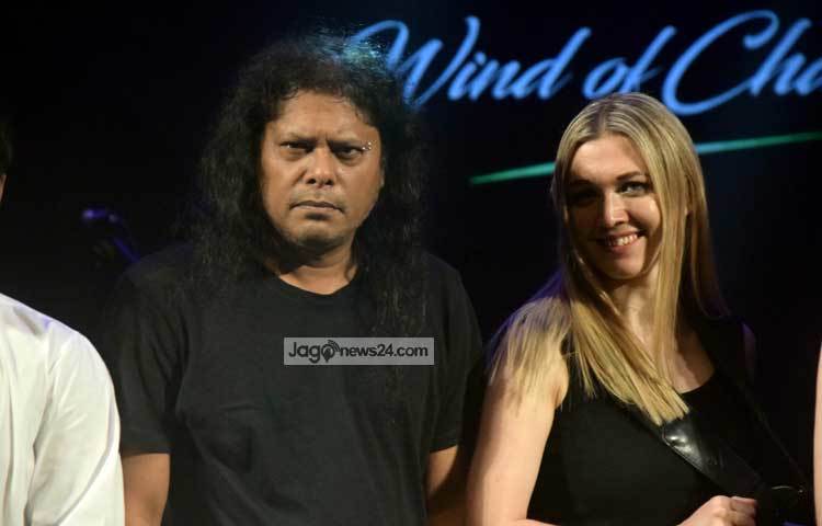 অনুষ্ঠানের দৃশ্য ধারনের এক ফাঁকে ক্যামেরার মুখোমুখি হয়েছেন জেমস। ছবি : মাহবুব আলম।