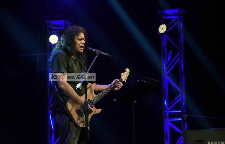 জেমসের সঙ্গে বেজ গিটার বাজিয়েছেন মহিনী দে ও বায়োলিনে ছিলেন এ্যানা রিক্তা। ছবি : মাহবুব আলম।