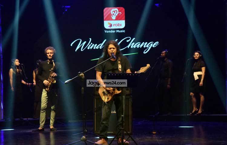 সংগীত পরিবেশনে ডুবে আছেন জেমস। এ ধরনের অনুষ্ঠানে গান গাইতে তিনি স্বাচ্ছন্দবোধ করেন। ছবি : মাহবুব আলম।