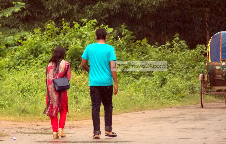 এ বিশ্ববিদ্যালয়ের ক্যাম্পাসের ছাত্র-ছাত্রীরা সবুজ ছায়ায় ঘেরা উন্মুক্ত পরিবেশে লেখা পড়া করছে। এ বিশ্ববিদ্যালয়ের পরিবেশে নাগরিক ব্যস্ততা নেই। ছবি : রবিউল ইসলাম পলাশ।