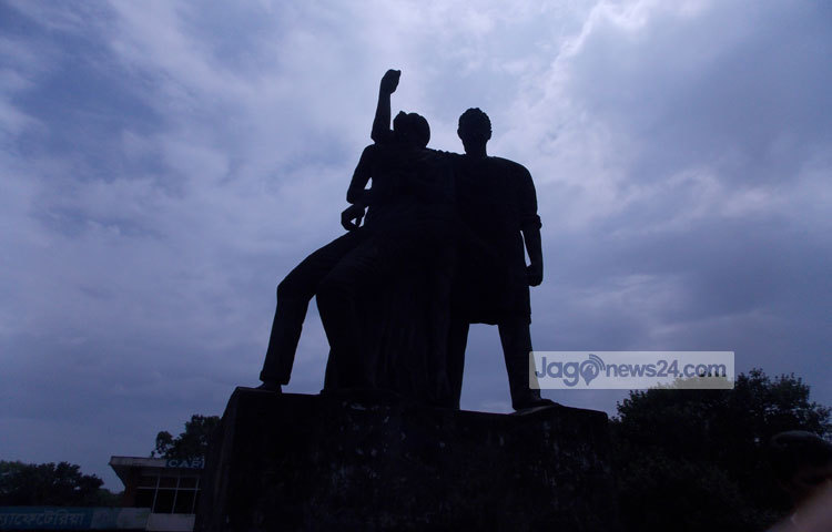 বিশ্ববিদ্যালয় ক্যাম্পাসে মহান মুক্তিযুদ্ধের ভাস্কর্য। এ ক্যাম্পাসের মনোরম সৌন্দর্য সবাইকে নিমেষেই মুগ্ধ করবে। ছবি : রবিউল ইসলাম পলাশ।