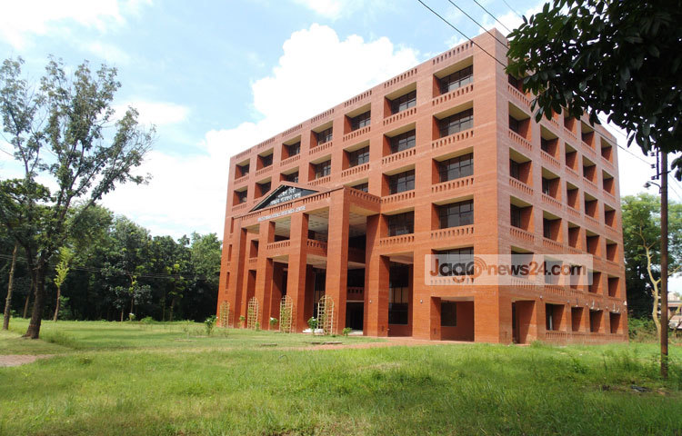 জাহাঙ্গীরনগর বিশ্ববিদ্যালয় ক্যাম্পাসে নির্মিত হয়েছে ওয়াজেদ মিয়া বিজ্ঞান গবেষণা কেন্দ্র। ছবি : রবিউল ইসলাম পলাশ।