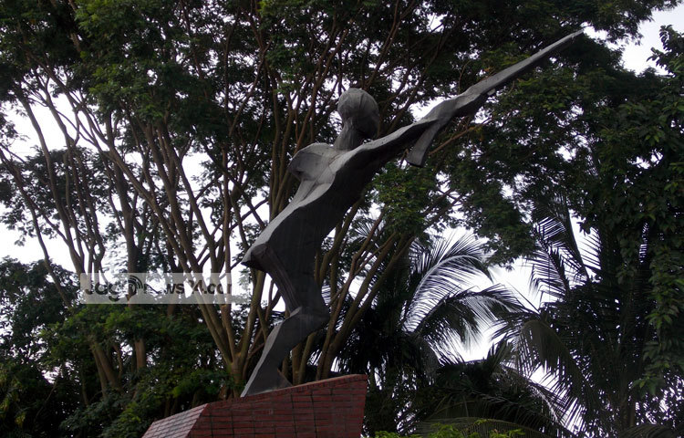 এরকমের বেশ কয়েকটি ভাস্কর্য রয়েছে জাহাঙ্গীরনগর বিশ্ববিদ্যালয় ক্যাম্পাসে। এ ভাস্কর্যগুলো দেখতে খুবই সুন্দর। ছবি : রবিউল ইসলাম পলাশ।