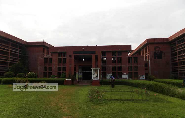 বিশ্ববিদ্যালয়ের বঙ্গবন্ধু হল। বাংলাদেশের স্বাধীনতা লাভের পর ১৯৭৩ সালের &lsquo;জাহাঙ্গীরনগর বিশ্ববিদ্যালয় অধ্যাদেশ&rsquo; অনুসারে বিশ্ববিদ্যালয়ের নতুন নামকরণ করা হয় &lsquo;জাহাঙ্গীরনগর বিশ্ববিদ্যালয়&rsquo;। ছবি : রবিউল ইসলাম পলাশ।