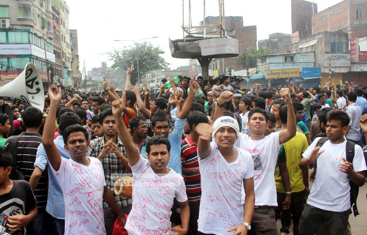 হলের দাবিতে জগন্নাথ বিশ্ববিদ্যালয়ের (জবি) ছাত্র-ছাত্রীদের আন্দোলন ক্রমেই বেগবান হচ্ছে। ছবি : বিপ্লব দিক্ষিৎ।