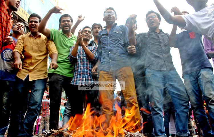 আজ অনির্দিষ্টকালের জন্য ছাত্র ধর্মঘটের ডাক দিয়েছেন হলের দাবিতে আন্দোলনকারী জবি শিক্ষার্থীরা। ছবি : বিপ্লব দিক্ষিৎ।