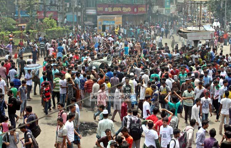 পুরান ঢাকার রাস্তা অবরোধ করে হলের দাবিতে অনড় জগন্নাথ বিশ্ববিদ্যালয়ের ছাত্র-ছাত্রীরা। ছবি : বিপ্লব দিক্ষিৎ।