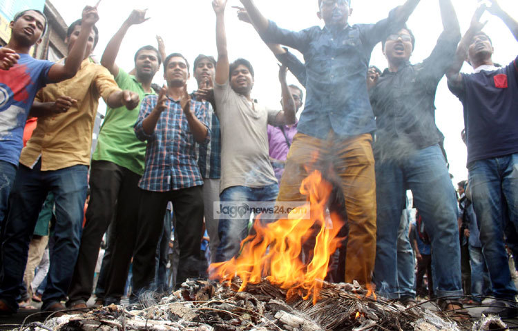 আন্দোলনকারী ছাত্র-ছাত্রীদের উপর ন্যাক্কারজনক হামলার প্রতিবাদে মঙ্গলবার থেকে অনির্দিষ্টকালের জন্য জগন্নাথ বিশ্ববিদ্যালয়ের প্রশাসনিক কাজসহ সকল পরীক্ষা বর্জন করে সর্বাত্মক ছাত্র ধর্মঘট পালন করা হবে। ছবি : বিপ্লব দিক্ষিৎ।