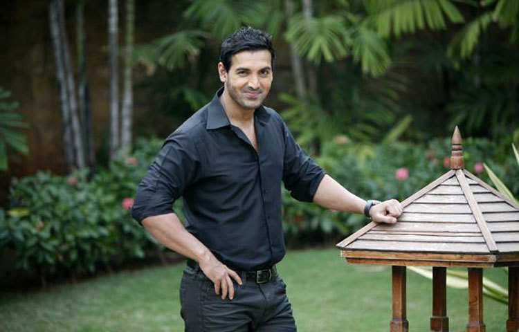 জন আব্রাহাম : হ্যান্ডসাম নায়ক জন আব্রাহাম কোথায়ও একটু সময়ের জন্য বসলেও অনবরত তার দুটো পা নাড়াতে থাকেন।