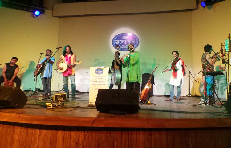 দেশের অন্যতম শ্রোতাপ্রিয় ব্যান্ডদল জলের গান বন্যার্তদের পাশে দাঁড়াতে কনসার্টের আয়োজন করেছে। এতে প্রাপ্ত অর্থ বন্যার্তদের সাহায্যে প্রদান করা হবে। ছবি : মাহবুব আলম।