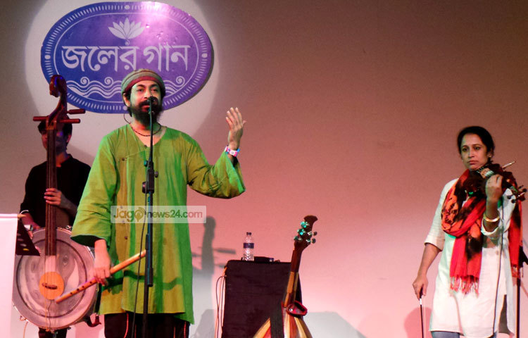 জলের গান গতকাল (২৪ আগস্ট) বুধবার রাজধানীর শিল্পকলা একাডেমির চিত্রশালা মিলনায়তনে কনসার্ট করেছে। ছবি : মাহবুব আলম।