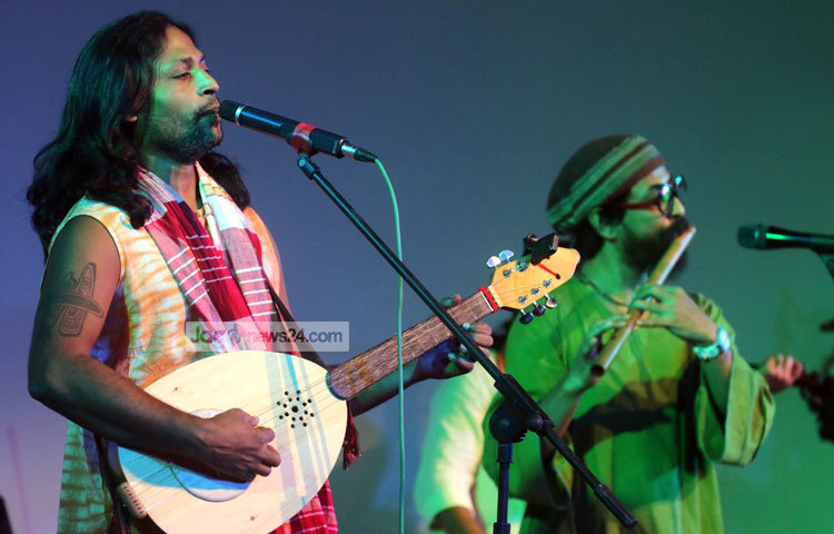 কনসার্টে আগত দর্শক শ্রোতাদেরও বন্যার্তদের পাশে সহযোগিতার হাত বাড়িয়ে দেওয়ার আবেদন জানানো হয়। ছবি : মাহবুব আলম।