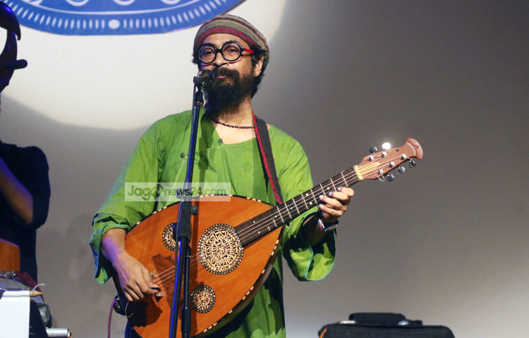 বন্যার্তদের সাহায্যে কিছু করতে পেরে নিজেদের ধন্য মনে করছেন জলের গানের সদস্যরা। ছবি : মাহবুব আলম।