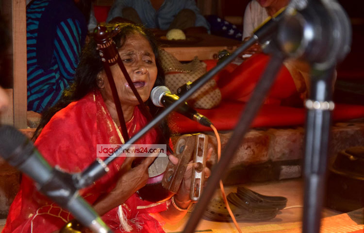 অভাবের সংসারে প্রতিনিয়ত জীবন সংগ্রামে লিপ্ত থাকলেও গানকে কখনও ছাড়েননি কাঙ্গালিনী সুফিয়া। গতকাল তিনি রাজধানীর বনানীতে শিল্পী আনুশেহ আনাদিলের &lsquo;মা&rsquo; অ্যালবামের মোড়ক উন্মোচন অনুষ্ঠানে উপস্থিত ছিলেন। ছবি : মাহবুব আলম।