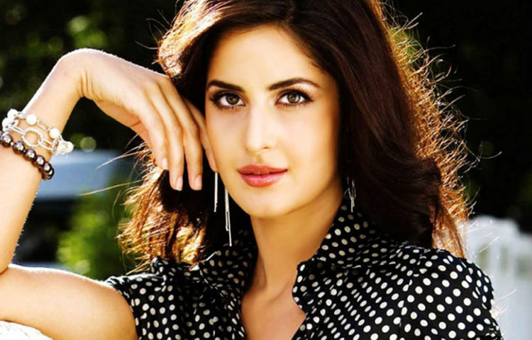 ক্যাটরিনা কাইফ : ৩৩ বছর বয়সি ক্যাটরিনা কাইফ বলিউডের &lsquo;মোস্ট ওয়ান্টেড ব্যাচেলর&rsquo; সালমান খানের সঙ্গে সম্পর্কের কথা শোনা গেলেও তিনি এখনো অবিবাহিতা।