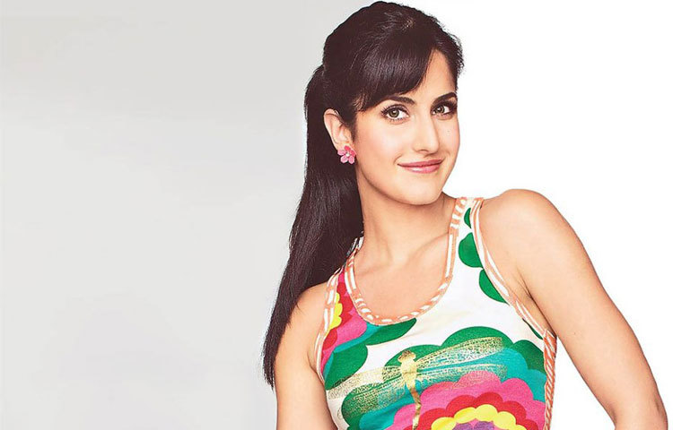 এরপর ক্যাটরিনা বলিউডে হাসির ছবি &lsquo;মেয়নে পেয়ার কিউ কিয়া&rsquo; দিয়ে প্রত্যাবর্তন করেন।