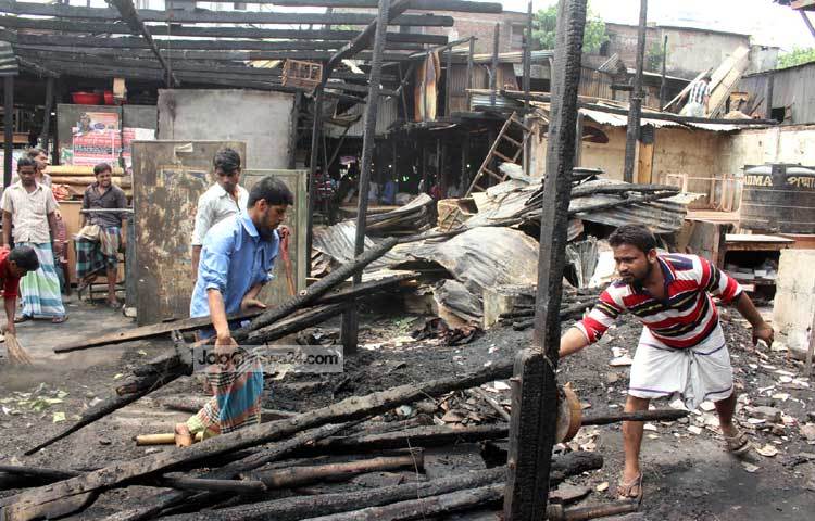 রাজধানীর কারওয়ান বাজারের অগ্নিকাণ্ডে ক্ষতিগ্রস্থ দোকানগুলো পুনঃনির্মাণের প্রচেষ্টা চলছে। ছবি : বিপ্লব দিক্ষিৎ।