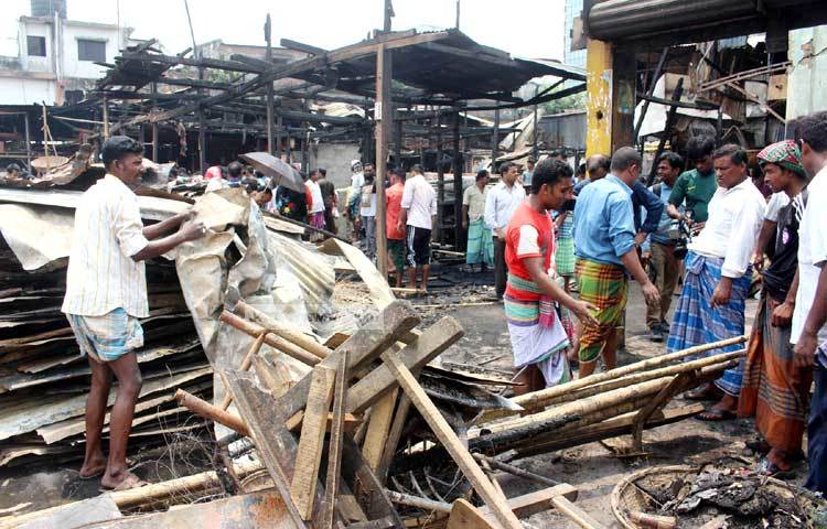 গতকাল সন্ধ্যায় কারওয়ান বাজারের হাসিনা মার্কেটে অগ্নিকাণ্ডের ঘটনা ঘটে। ছবি : বিপ্লব দিক্ষিৎ।