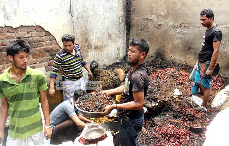 কারওয়ান বাজারের এ অগ্নিকাণ্ডে প্রায় দুই শতাধিক দোকান পুড়েছে। ছবি : বিপ্লব দিক্ষিৎ।
