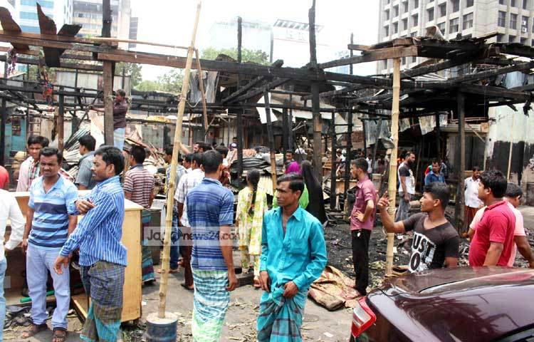 কারওয়ান বাজারের অগিকাণ্ডে শুধু দোকানই পোড়েনি। পুড়েছে শত মানুষের স্বপ্ন আর বেঁচে থাকার আশা। ছবি : বিপ্লব দিক্ষিৎ।