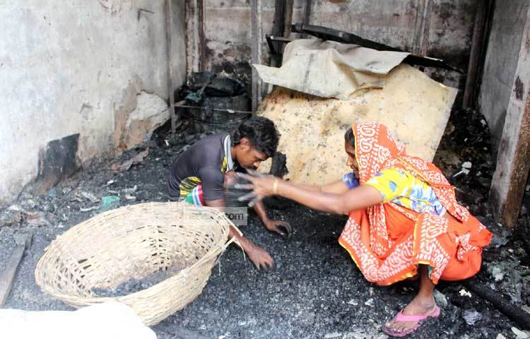 এই মার্কেটে ব্যবসা করেই এসব মানুষ জীবন-জীবিকা নির্বাহ করতো। এতে কম করে হলেও দুই হাজার কোটি টাকার ক্ষতি হয়েছে। ছবি : বিপ্লব দিক্ষিৎ।