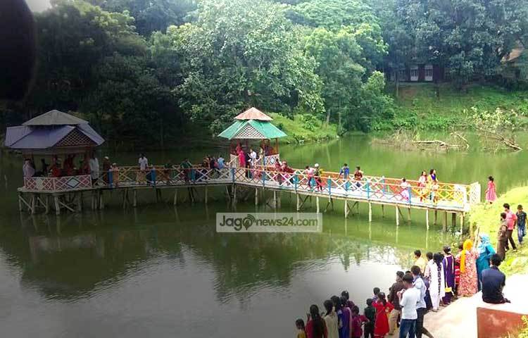সবুজের চাদরে ঢাকা প্রকৃতিকে দেখার এবং সারি সারি পাহাড়ের ওপর দিয়ে মেঘের ভেলা ভেসে বেড়ানোর দৃশ্য উপভোগ করার জন্য দূর-দূরান্ত থেকে ভ্রমণ পিয়াসুরা ছুটে আসছেন বান্দরবানে।