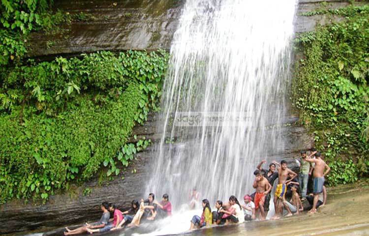 পাহাড়ে মেঘের ভেলা আর রোদ-বৃষ্টির খেলা দেখতে পরিবার-পরিজনের সঙ্গে বান্দরবানে এসেছে সবাই। পাহাড়ের ভাজে ভাজে মেঘ লুকিয়ে আছে।