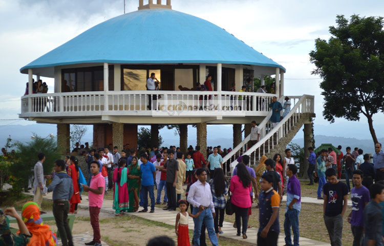 পাহাড়ের সঙ্গে মেঘের লুকোচুরি খেলা এবং মেঘ উড়ে যাবার দৃশ্য দেখার জন্য পর্যটকরা ভিড় করছেন নীলাচল ও নীলগিরি পর্যটন কেন্দ্রে।
