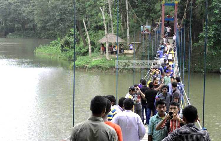 শৈলপ্রপাত আর মেঘলারলেকের জলে গা ভিজিয়ে নাগরিক ক্লান্তি ঝেড়ে ফেলতে চাইছেন অনেকে।