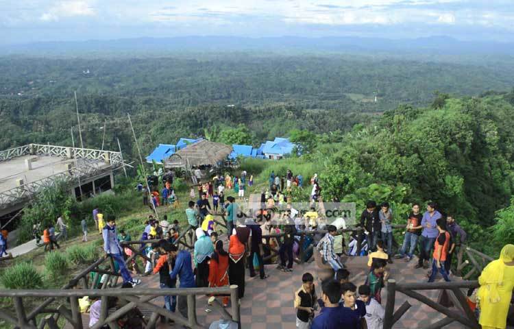 সবুজে ঘেরা পাহাড়ে মনোমুগ্ধকর প্রকৃতিতে সবার মন হারিয়েছে। সবাই অবাক নয়নে তাকিয়ে আছেন।