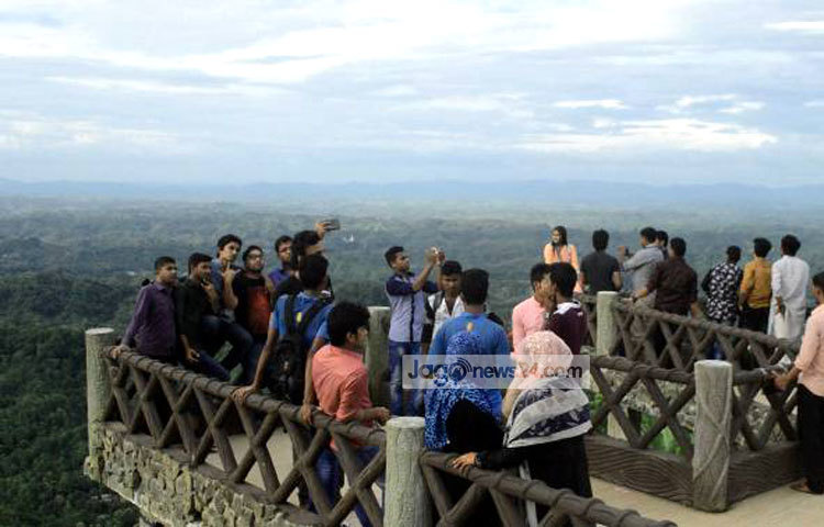 পুলিশ সুপার মিজানুর রহমান জানান, পর্যটকদের নিরাপত্তায় সব সময় সতর্ক অবস্থায় রয়েছে পুলিশ। প্রত্যেক পর্যটন কেন্দ্রে পুলিশ মোতায়েন করা হয়েছে।