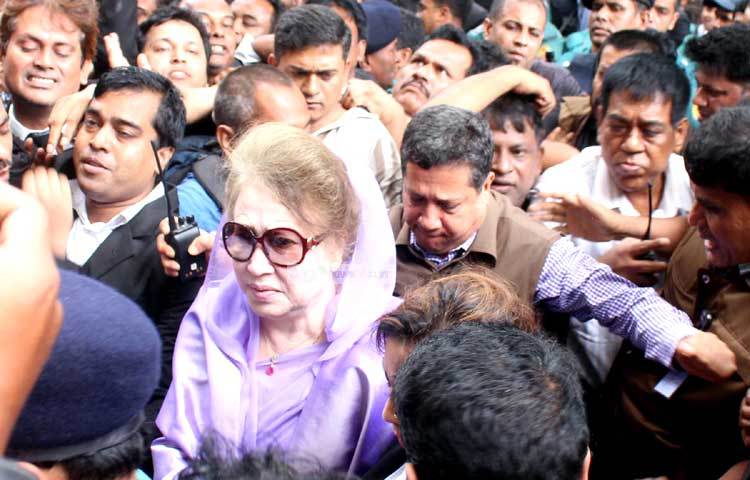 নাশকতা, দুর্নীতি ও রাষ্ট্রদ্রোহের অভিযোগে দায়ের করা ১২ মামলায় হাজিরা দিতে ঢাকার নিম্ন আদালতে উপস্থিত হয়েছেন বিএনপি চেয়ারপারসন বেগম খালেদা জিয়া। ছবি : বিপ্লব দিক্ষিৎ।