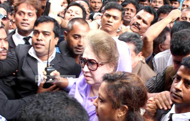 এর আগে গুলশানের বাসভবন ফিরোজা থেকে সকাল ১০টা ২৫ মিনিটের দিকে আদালতের উদ্দেশে রওনা করেন তিনি। ছবি : বিপ্লব দিক্ষিৎ।