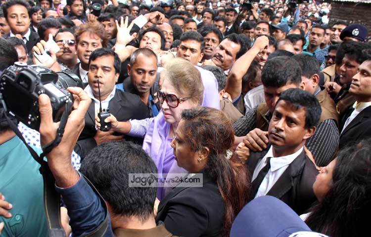 এদিকে খালেদা জিয়ার আদালতে হাজিরাকে কেন্দ্র করে সকাল থেকেই আদালত এলাকায় জড়ো হয়েছেন বিএনপির অঙ্গ ও সহযোগী সংগঠনের&nbsp; নেতাকর্মীরা। ছবি : বিপ্লব দিক্ষিৎ।