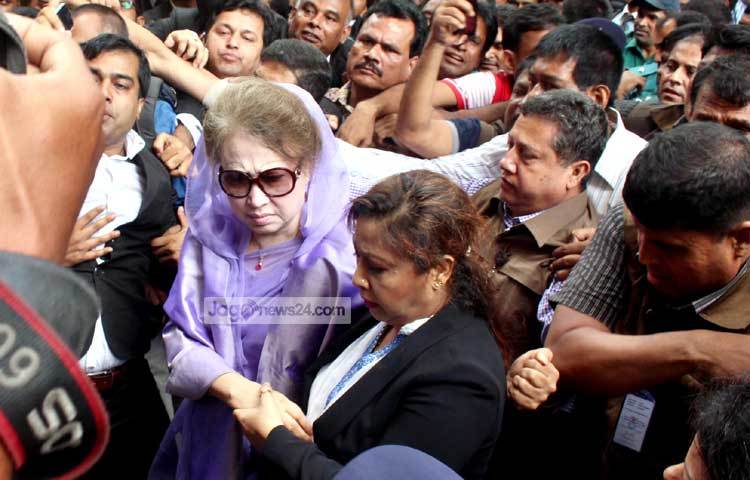 গুলিস্থান থেকে খালেদা জিয়াকে অভ্যর্থনা জানিয়ে মিছিল নিয়ে নিম্ন আদালত পর্যন্ত আসেন নেতাকর্মীরা। পরে পুলিশ নেতাকর্মীদেরকে সরে যেতে বাধ্য করেন। ছবি : বিপ্লব দিক্ষিৎ।