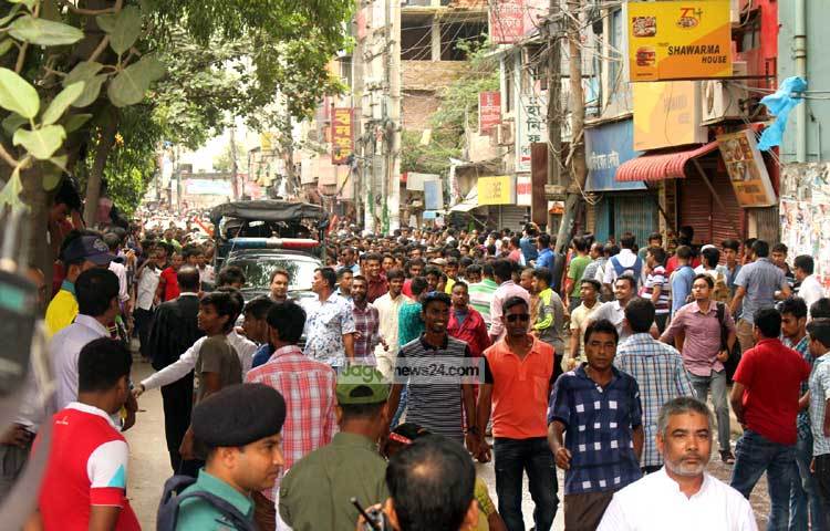 খালেদা জিয়ার আদালতে হাজিরা দেওয়াকে কেন্দ্র করে আদালত এলাকায় বিএনপির নেতা-কর্মী ও সমর্থকের ভিড়। ছবি : বিপ্লব দিক্ষিৎ।