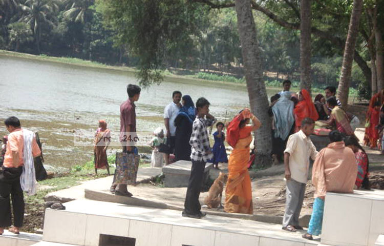 মাজার শরীফের সামনে রয়েছে তার খননকৃত বিশাল দীঘি। এই দীঘি তিনি জিন পরিদের দিয়ে খনন করিয়েছেন বলে প্রচলিত রয়েছে। ছবি : শওকত আলী বাবু।