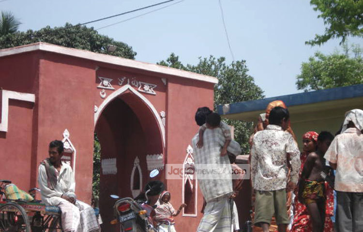 হযরত খানজাহান আলী (র.) ১৩৬৯ সালে দিল্লীতে এক সম্ভ্রান্ত মুসলিম পরিবারে জন্মগ্রহণ করেন। তার মাজার জিয়ারত করতে প্রতিদিন দেশের বিভিন্ন স্থান থেকে অসংখ্য মানুষ জমায়েত হন। ছবি : শওকত আলী বাবু।