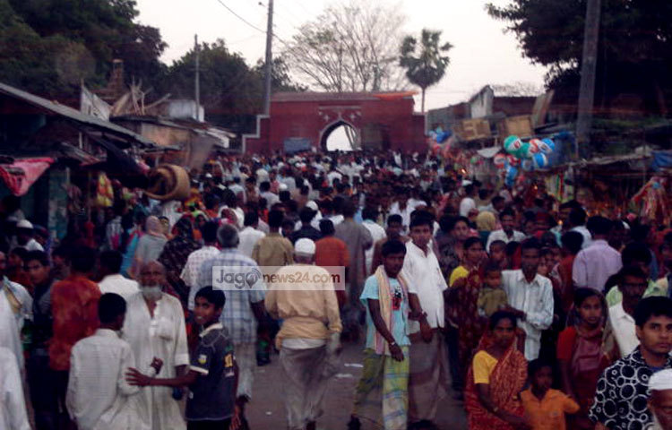 প্রতি বছর চৈত্র মাসের পূর্ণিমার সময় খান জাহান আলীর মাজারে ওরস অনুষ্ঠিত হয় এবং লক্ষাধিক&nbsp; লোক তাতে সমবেত হয়। ছবি : শওকত আলী বাবু।